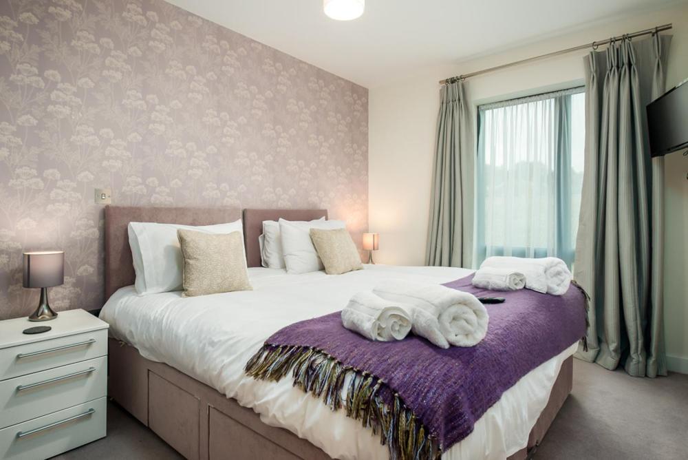 Solar Sanctuary- Skyline Balcony, City Centre, Three Floors, King Beds, Netflix And More! Bath Ngoại thất bức ảnh