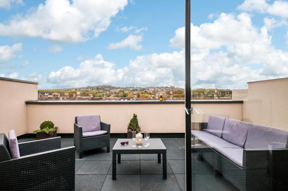 Solar Sanctuary- Skyline Balcony, City Centre, Three Floors, King Beds, Netflix And More! Bath Ngoại thất bức ảnh