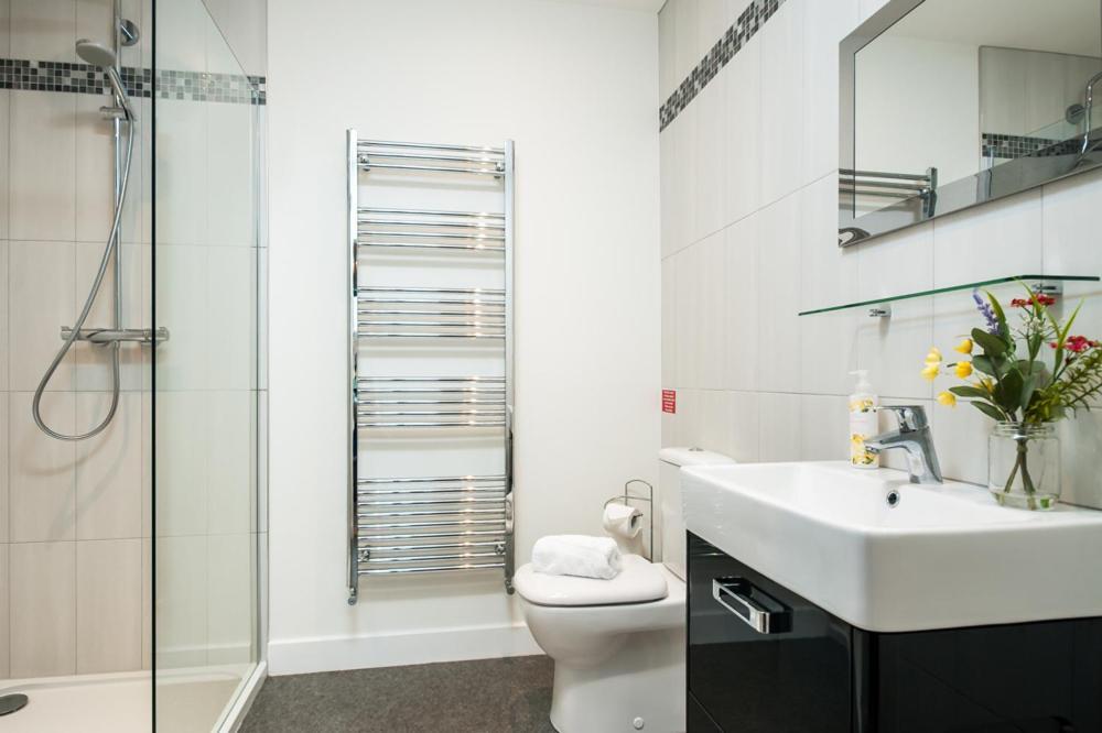 Solar Sanctuary- Skyline Balcony, City Centre, Three Floors, King Beds, Netflix And More! Bath Ngoại thất bức ảnh